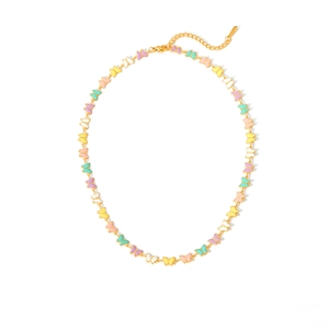 Collier en acier titane doré avec pendentifs papillons en émail coloré aux tons pastel