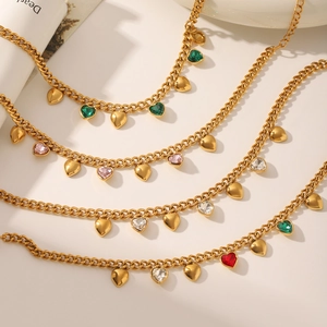 Pulsera de corazón dorada con dijes de circonita de colores en cadena de eslabones