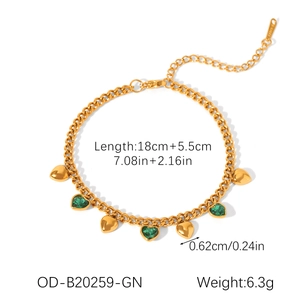 Detalle de cadena de acero dorado con corazones de circón verde y cadena de extensión