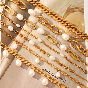 Détail de la chaîne cubaine et du bracelet Figaro dorés avec perles de culture baroques