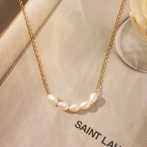 18K vergoldete Edelstahlkette mit fünf natürlichen Barockperlen für Damen und Mädchen