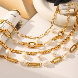 Bracelet élégant à chaîne Figaro avec perles d'eau douce naturelles en acier doré