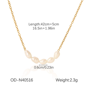 Details einer 18K vergoldeten Edelstahlkette mit 42cm Länge und fünf echten Perlen