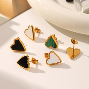 Set van vier hartvormige titanium stalen oorknopjes in de kleuren goud, zwart, wit en groen