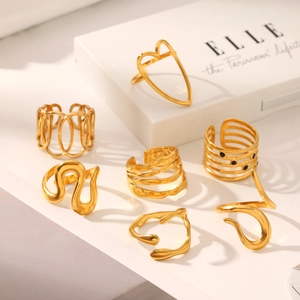 Set di sette anelli in oro acciaio inox con motivi a cuore e occhio su gradini bianchi