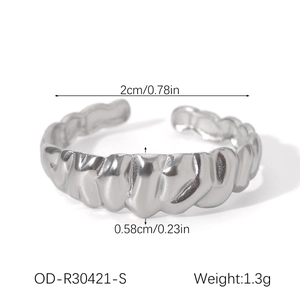 Detailed view of silver pleated croissant ring with dimensions 2cm and weight 1.3g