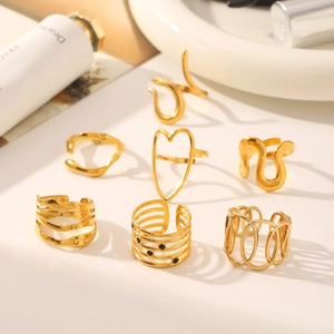 Set di sette anelli in acciaio inossidabile dorato con design a cuore e onde minimal