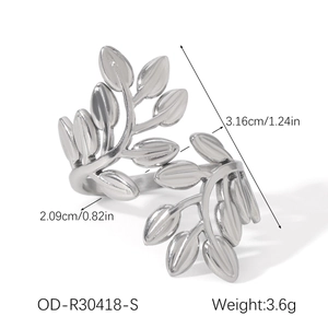 Detail view of leaf ring dimensions 3.16cm height and 2.09cm width, weight 3.6g