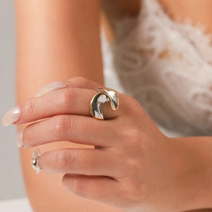 Moderner unregelmäßiger Wellenring aus Edelstahl in Gold und Silber für Damen