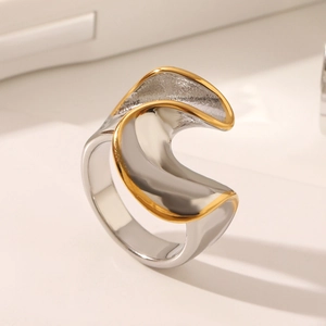 Detailaufnahme des unregelmäßigen Wellenrings aus zweifarbigem Edelstahl in Gold und Silber