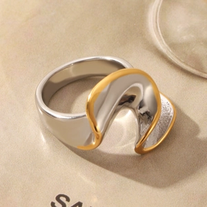 Edelstahlring im Wellendesign mit zweifarbiger Gold- und Silberpolitur in moderner Optik