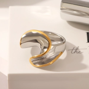 Irregulärer zweifarbiger Gold- und Silber-Edelstahlring mit fließendem organischem Design