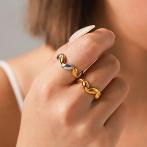 Minimalistische, blattförmige Edelstahlringe in Gold und Silber für Damen