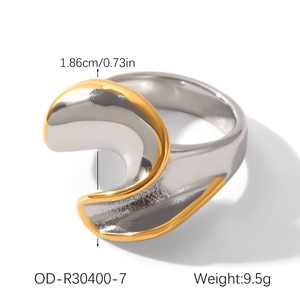 Detailansicht des wellenförmigen zweifarbigen Edelstahlrings mit Maßen 1,86 cm und 9,5 g Gewicht