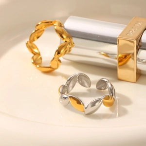 Makroaufnahme geometrischer Ring mit Weizenkorn-Muster in Gold und Silber glänzend