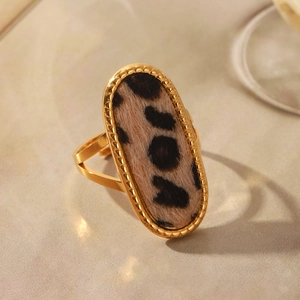 Anello vintage in acciaio inossidabile dorato con stampa leopardata e dettagli milgrain