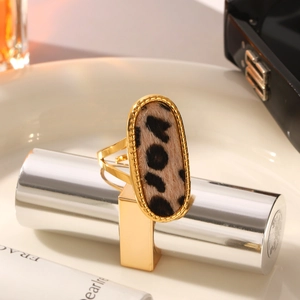 Dettaglio anello in acciaio inossidabile oro 18k con intarsio ovale a stampa leopardata