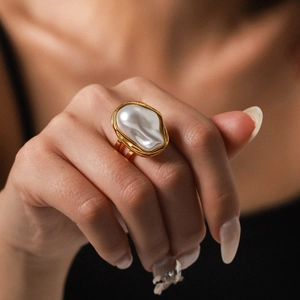 Baroque irregular pearl ring with gold-plated textured band in French vintage style