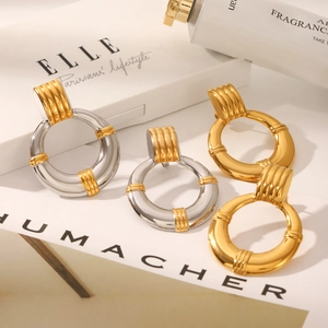 Retro 18K gold-plated stainless steel chunky hoop earrings with textured grooved design