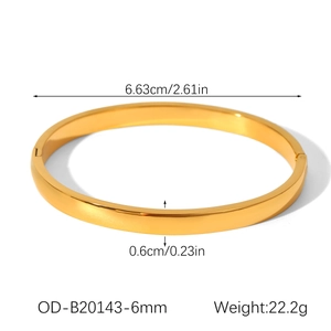 Detailed view of golden stainless steel bangle with 6.63cm inner diameter and hinge