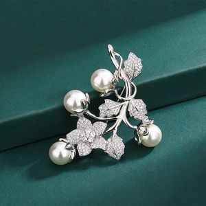 Florale Perlenbrosche mit Strass in Silber-Finish für elegante Abendkleider
