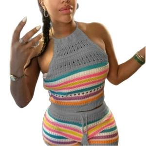 Set due pezzi all'uncinetto da donna con top allacciato al collo a righe e shorts