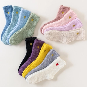 Calze spesse in pile di corallo da donna con cuori ricamati in vari colori Morandi