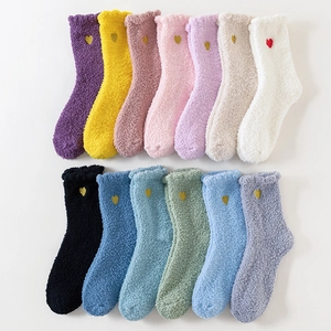 Calze invernali in pile corallo spesso con ricamo a cuore in tredici colori assortiti