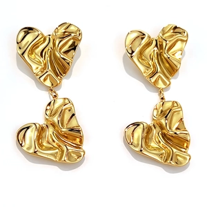 Französischer Stil 18K Gold unregelmäßige Herzstecker mit flüssiger Metalltextur