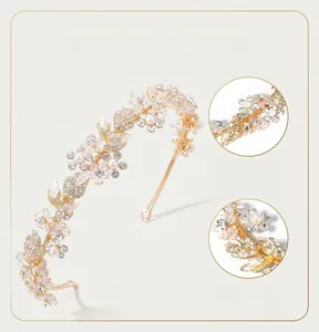 Detalle de diadema nupcial hecha a mano con flores de cristal y perlas brillantes