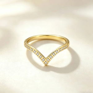 Eleganter goldener V-förmiger Ring mit Zirkonia-Mikropavé für Damen, modernes Design