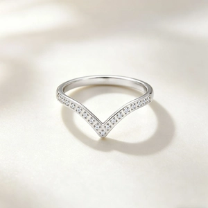 Eleganter silberner V-Ring aus Titanstahl mit funkelnden Zirkonsteinen für Damen