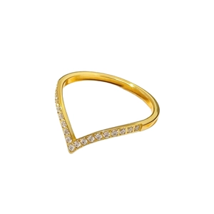 Eleganter goldener V-Ring mit funkelnden Zirkonia-Steinen im minimalistischen Design