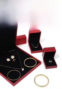 Détail de coffrets à bijoux en similicuir rouge avec intérieur en velours noir premium