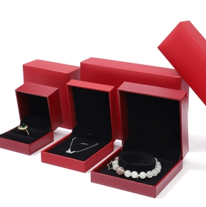 Vue détaillée des coffrets bijoux en similicuir rouge avec doublure en velours noir pour bagues