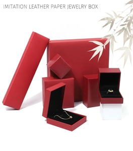 Vue détaillée de coffrets bijoux en similicuir rouge avec doublure en velours noir