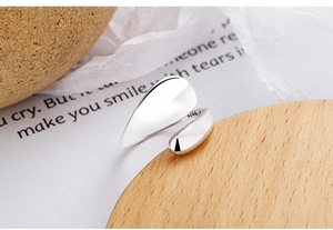Macro shot of polished S925 sterling silver ring showing the adjustable open-loop detail