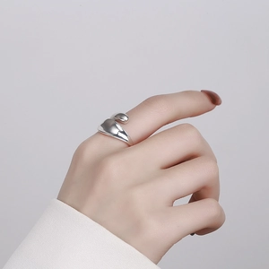 Minimalist S925 sterling silver open ring with irregular lava design on a hand model