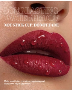 Macro di rossetto opaco velluto rosso mattone impermeabile con gocce d'acqua