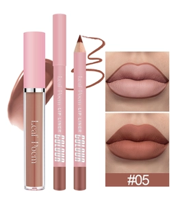 Dettaglio del set rossetto liquido opaco e matita labbra nella tonalità #05 marrone