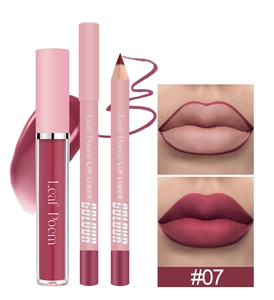 Vista dettagliata del set rossetto opaco color bacca e matite labbra abbinate n. 07