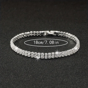 Dettaglio del bracciale tennis argento a doppia fila da 18 cm con zirconi su fondo nero