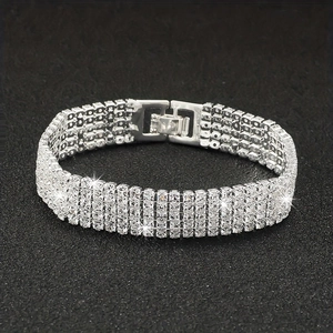 Lussuoso bracciale con pavé di zirconi a cinque file con finitura argento e chiusura