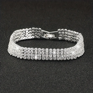 Lussuoso bracciale in argento a quattro file di strass scintillanti con chiusura a scatto