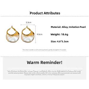Détail des boucles d'oreilles perles baroques dorées avec dimensions 4,6x3,3cm et poids 18,6g
