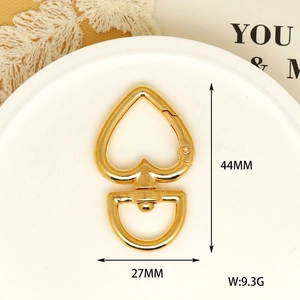 Detailed view of heart-shaped gold lobster clasp with 44mm height and 9.3g weight.