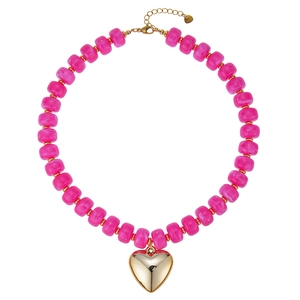Collana di perle di resina rosa con un grande ciondolo a cuore dorato in stile spiaggia.