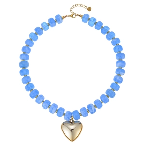 Vista dettagliata delle perle in resina blu e della collana con pendente a cuore