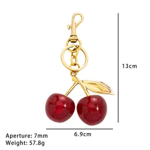 Glinsterende rode kers sleutelhanger met goud metaal en afmetingen 13cm bij 6,9cm