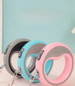 Tre guinzagli circolari retrattili per cani piccoli in grigio, blu e rosa